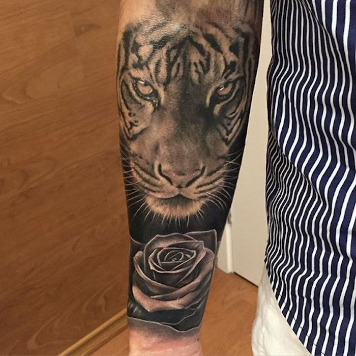 tatuaggio testa di tigre, rosa, uomo, camicia a righe in bianco e nero