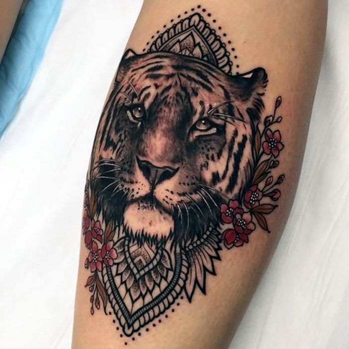 tatuagem de cabeça de tigre, flores vermelhas, tatuagem em preto e branco
