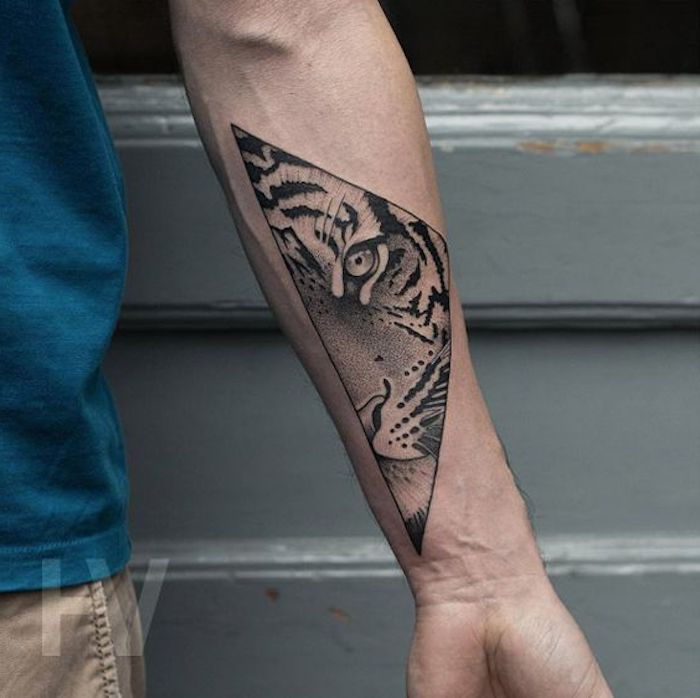 tatuaggio testa di tigre, triangolo, braccio, t-shirt blu, uomo