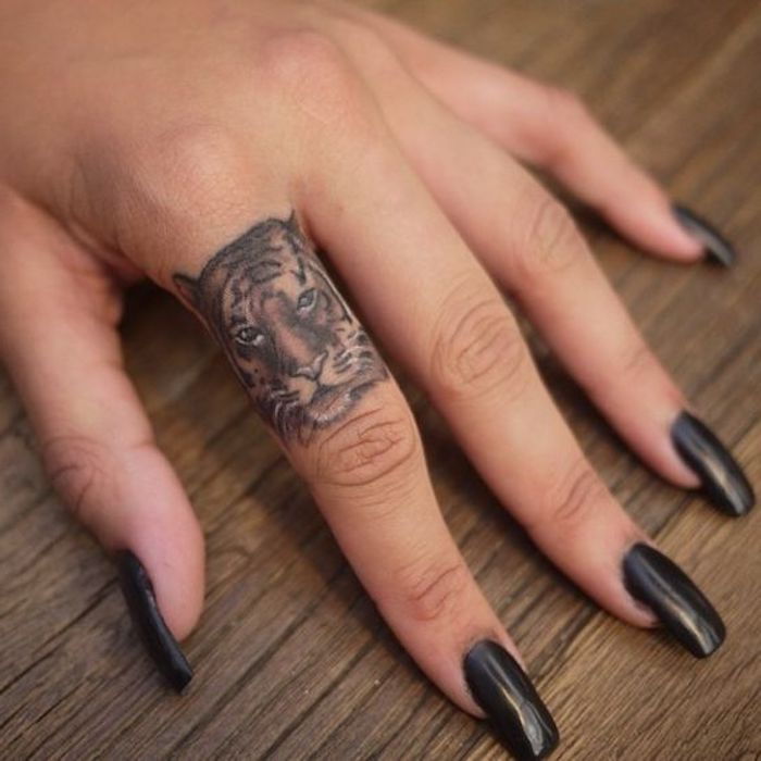 tiger huvud tatuering, långa svart naglar, nagellack, hand tatuering, finger tatuering