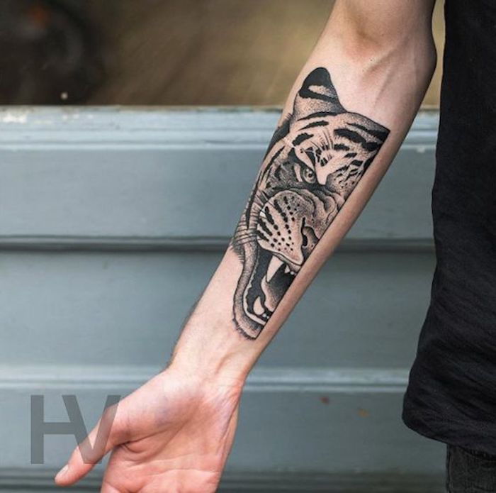 Tigre tatuaggi, braccio, mezza testa, uomo, maglietta nera