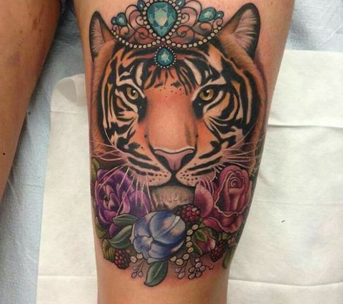 Tiger tatueringar, färgstark tatuering, kristaller, blommor, rosor, lår