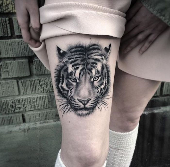tatuaggi tigre, tatuaggio coscia, gonna rosa, calze lunghe