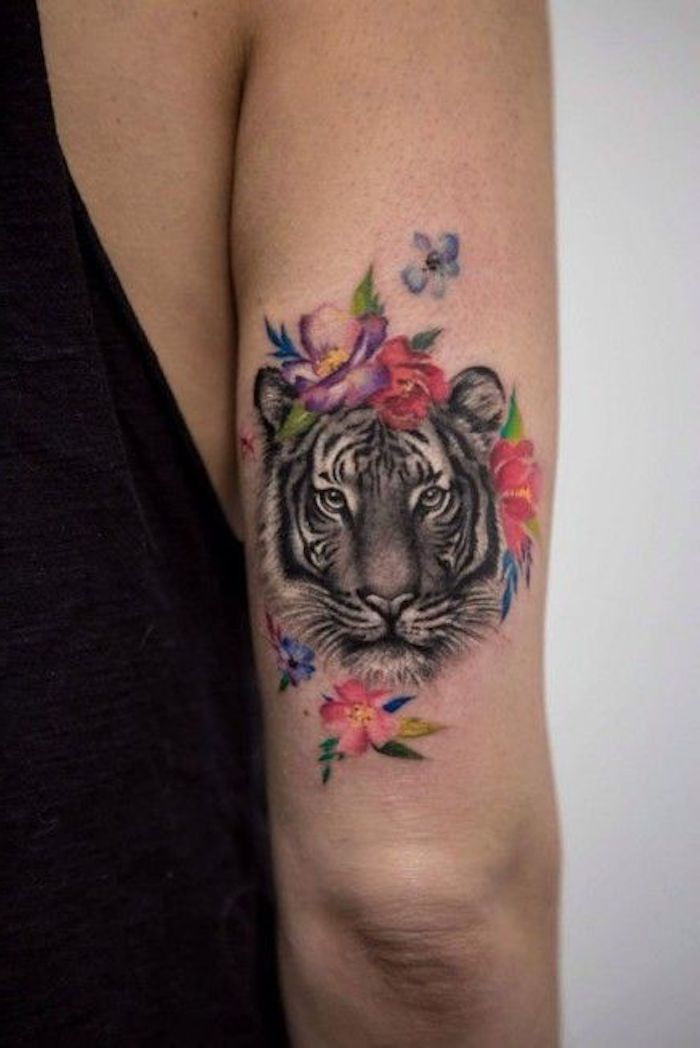 tatuaggi di tigre, braccio tatuato, fiori colorati, testa di tigre