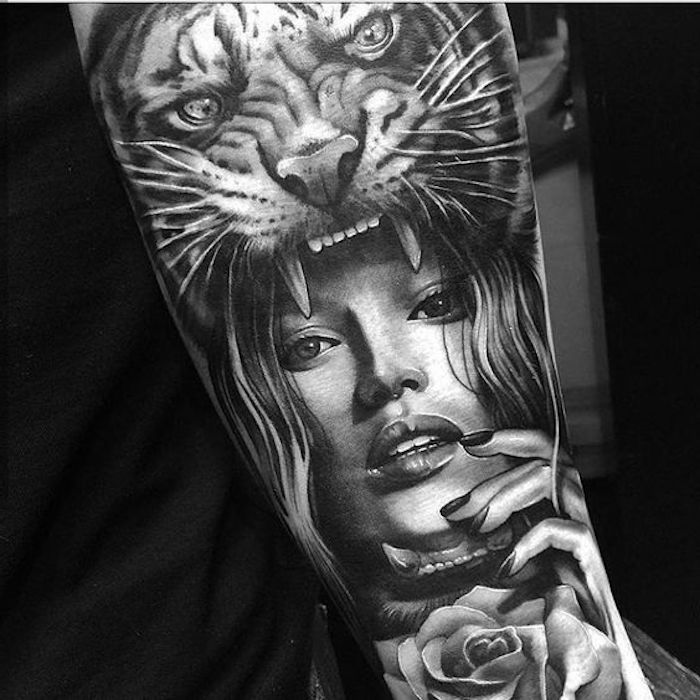 tigerhuvud tatuering, ben, direktattoo, ros, kvinna, svartvitt foto