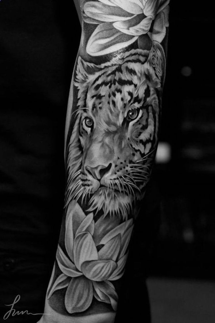 Tatuaggio manica, tatuaggio braccio, fiori, testa di tigre, gigli, tatuaggi