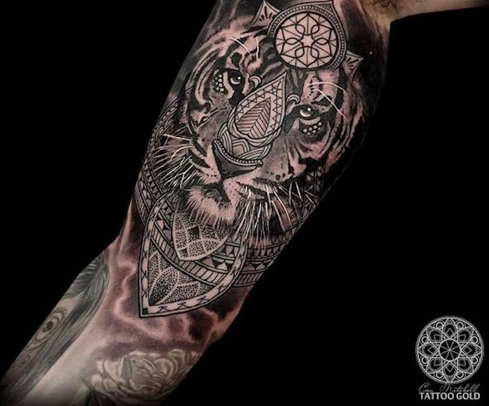 tatuaggio del braccio superiore, tatuaggio del manicotto, tigre, fregi geometrici