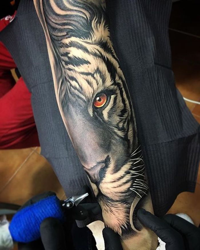 Tatuaggio manica, tatuaggio braccio, tigre con occhi arancioni