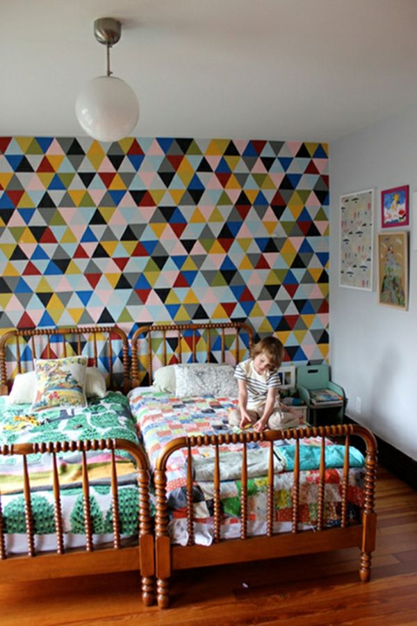camera copiilor cu design original de perete - schema de culori colorată
