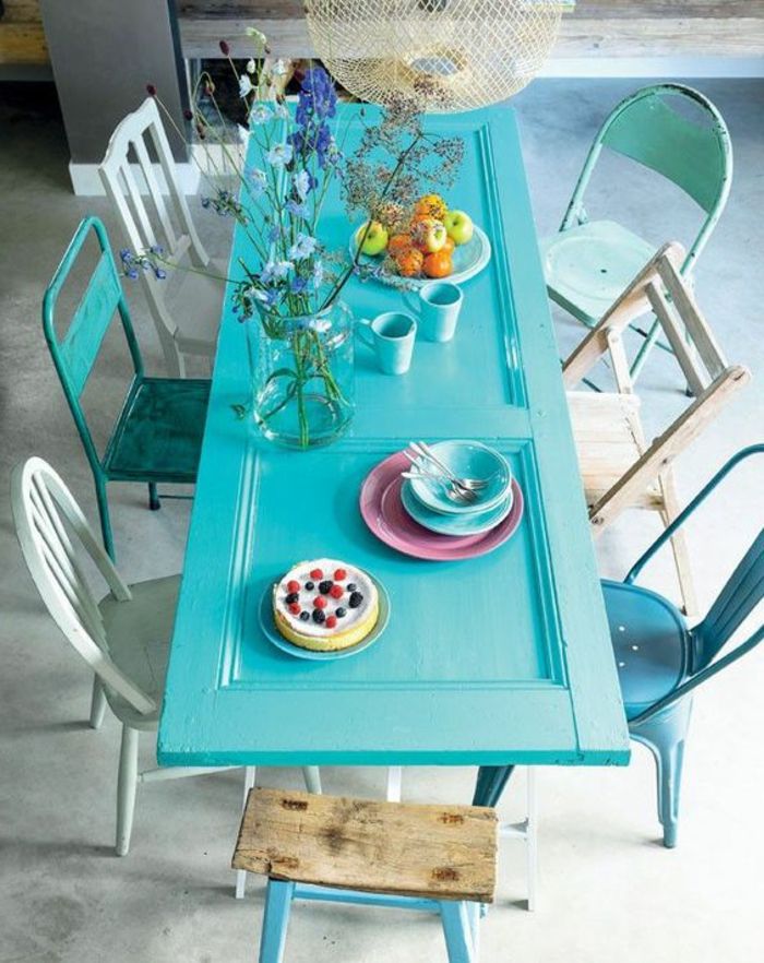 table-deur-tot-is-geserveerd van oud-deur blauw-