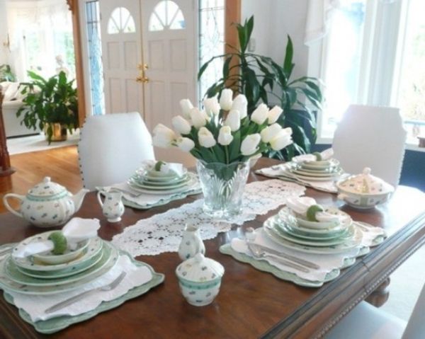 Stalas prabangoje valgomajame - su baltais tulpėmis ir porcelianiniais patiekalais