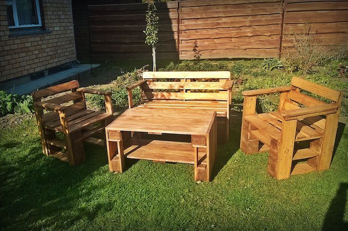 stoelen, bank en een kleine tafel voor de tuin - een idee voor mooi uitziende outdoor palet meubels