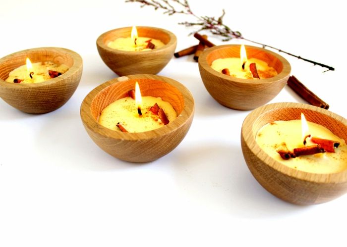 Drewniane świeczniki, świece zapachowe, cynamon, wprowadzające jesienny nastrój do domu, jesienne niuanse