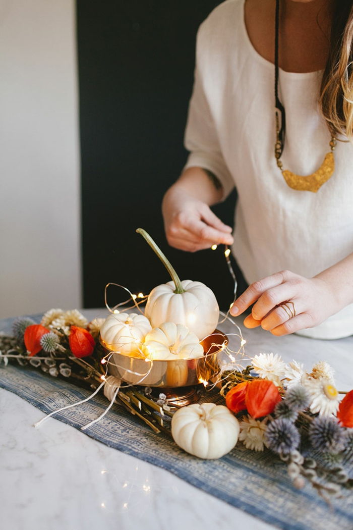 urobte jesenné stolové dekorácie, malé biele tekvica a sušené kvety, nápady na DIY napodobňovať