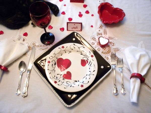 Stalo dekoravimas vestuvių širdis ant plokštelės