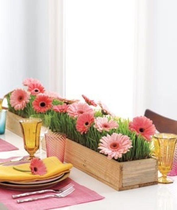 gražus stalo dekoravimas - spalvingos gėlės medinėje dėžutėje