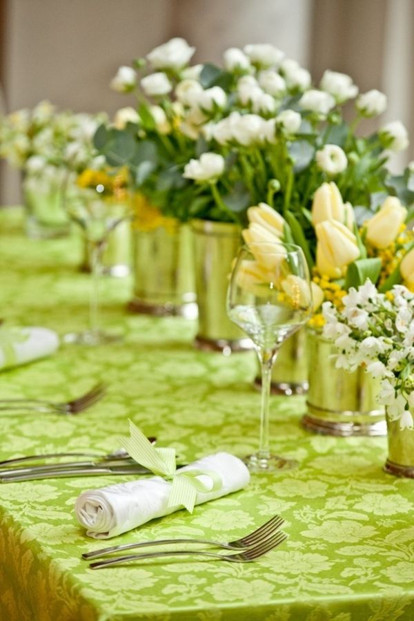 žalia antklodė ir daugelis šviesiai spalvų gėlių šiuolaikinės stalo apdailos