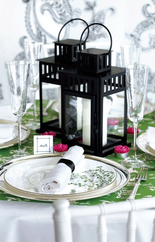 valcuoti servetėlės ​​ir dideli žvakidės, juodos spalvos, skirti ultramoderniam stalo apdailai