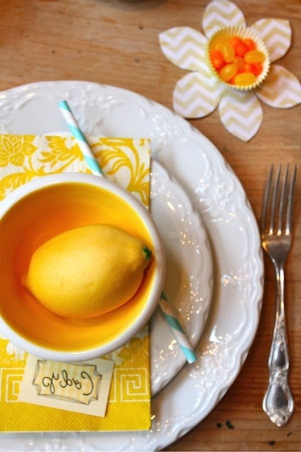 stalo dekoravimas modernus - citrinų ir geltona servetėle