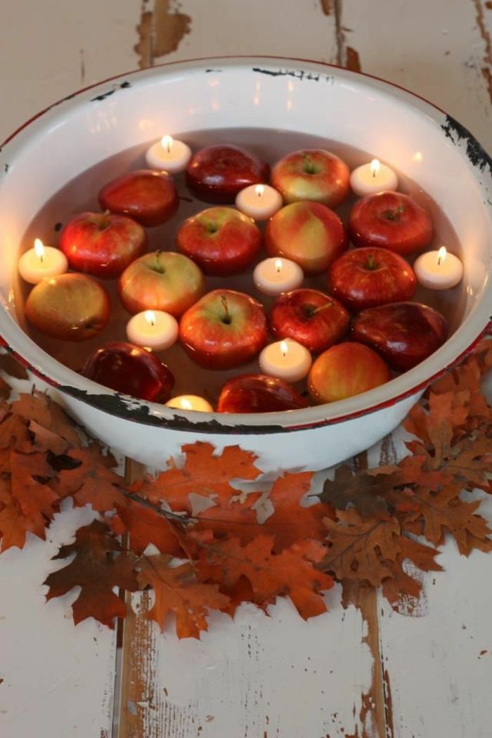 tischdeko-in-jeseň-small-jablká-and-sviečky vo vode