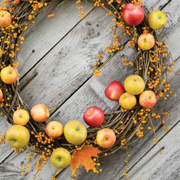 tischdeko-in-jeseň-veniec-of-small-jablkami