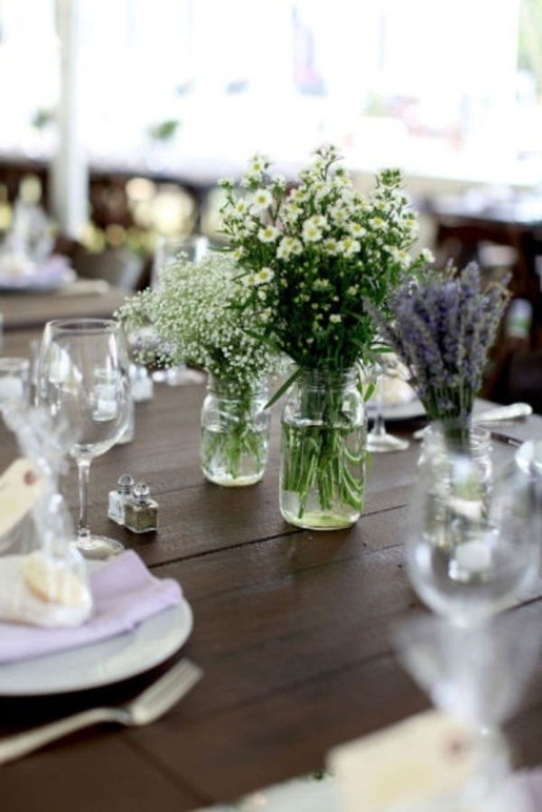 Papuoškite stalą su daugybe patiekalų ir daugybę gėlių šiuolaikiniu būdu