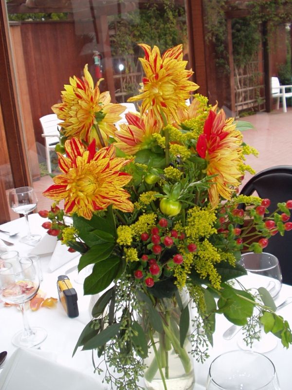 decor de masă cu flori roșii și galbene