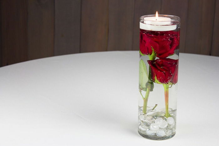 Naredite plavajočo svečo, stekleno vazo, tealight, rdečo vrtnico, okrasno mizo