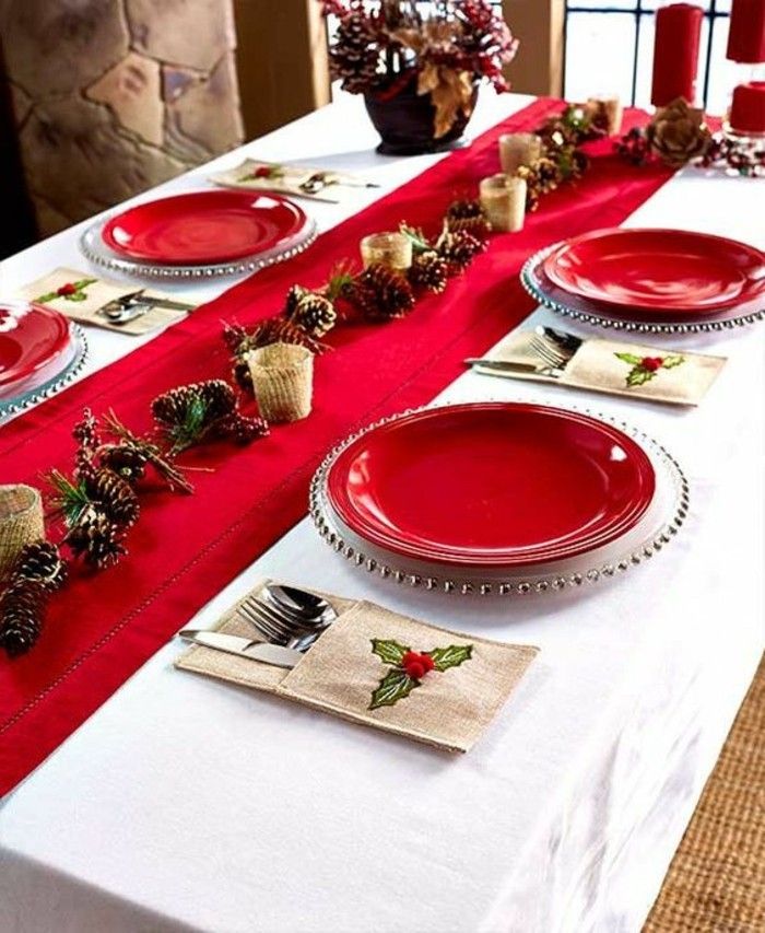 tischdeko-sau-kad-raudona-patiekalas-as-staltiesės-pušies kankorėžis žvakidė