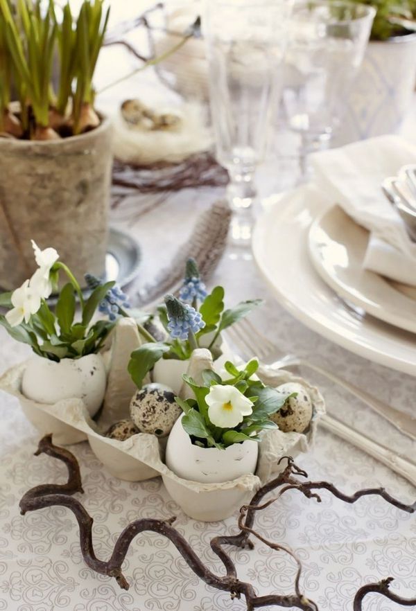 tischdeko-for-spring-idéer-för-påsk bordsdekoration-blommor-in-äggskal