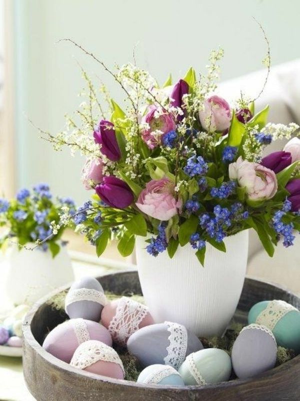 Tischdeko-za-Pomlad-ideje-za-velikonočni namizni okras - cvetje in jajca