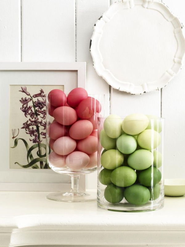 tischdeko-for-spring-idéer-för-påsk-Tischdekoration-gröna och röda ägg av glas