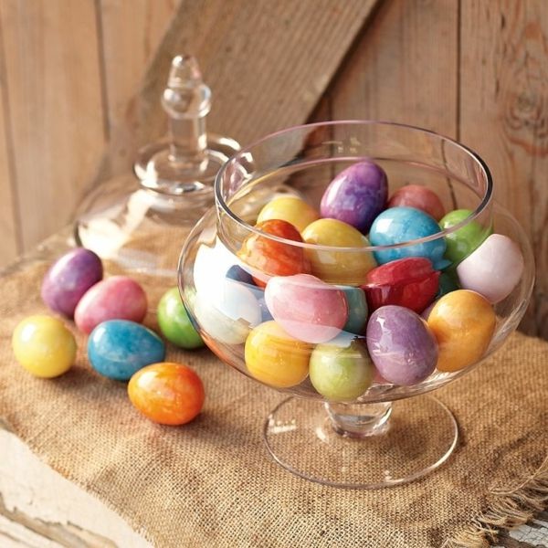 tischdeko-už-pavasario-idėjos-for-Velykų stalo puošmena-su-spalvos kiaušinius