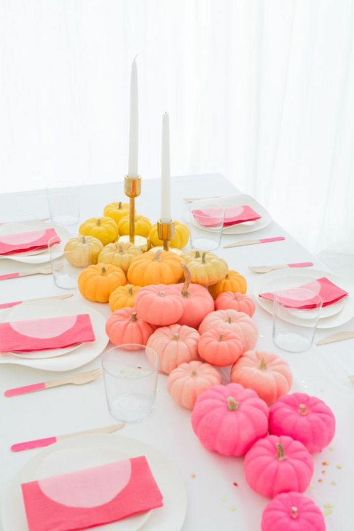 parydeko, okrašena miza z barvnimi bučami, velike sveče, rožnate plenice