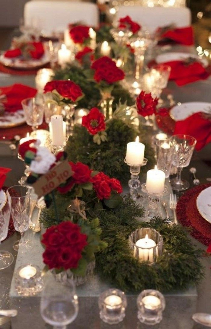 tischdekoration-Kalėdų raudona-gėlės-žvakidė-visžalių-šakos raudonų servetėlių
