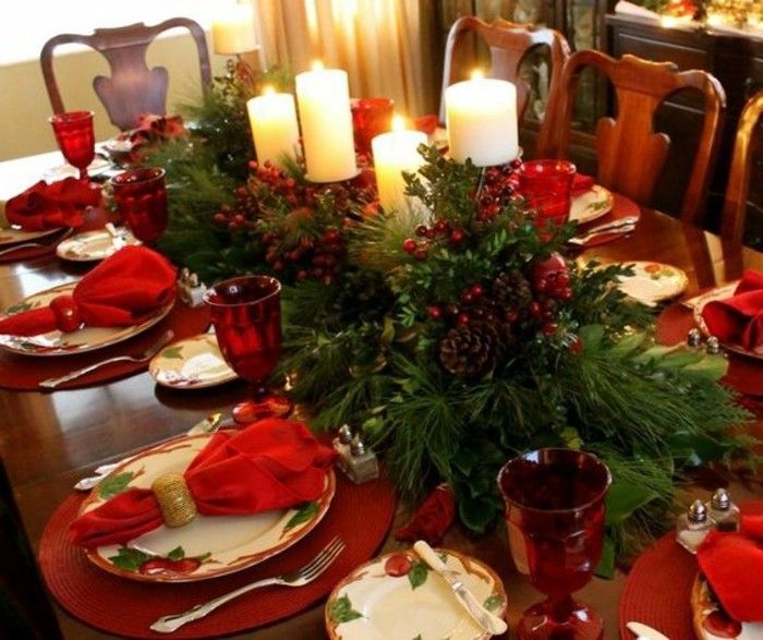 Tischdekoration-jul-röd-servett-as-ljus-evergreen-grenar-tallkotte