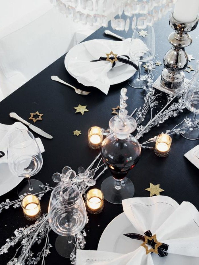 tischdekoration-Kalėdų-as-servetėlę-STAR-žvakės-vyno-juoda-staltiesė