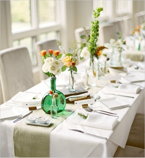 stalo dekoravimas su vazomis iš rožių ir baltų servetėlių bei antklodė