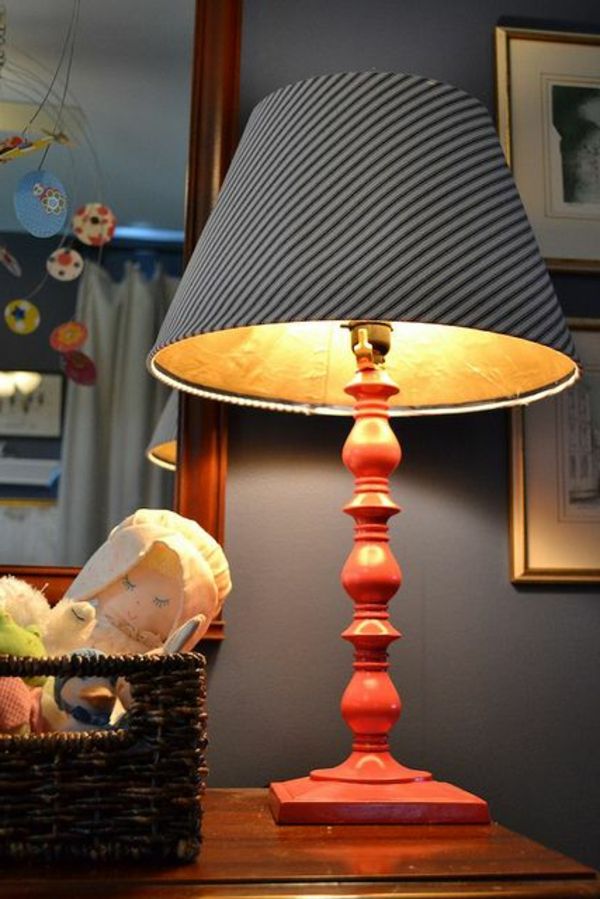 specchi, giocattoli e un'interessante lampada da tavolo fatta in casa
