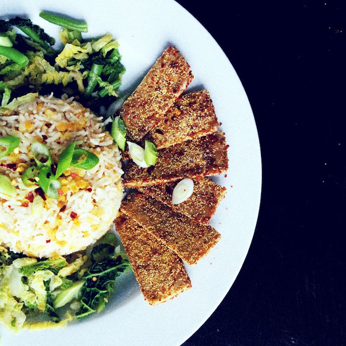 tofu tarifleri pirinç yeşil yaprakları tofu parçalarını çıtır çıtır lezzetli akşam yemeği veya öğle yemeği vegan