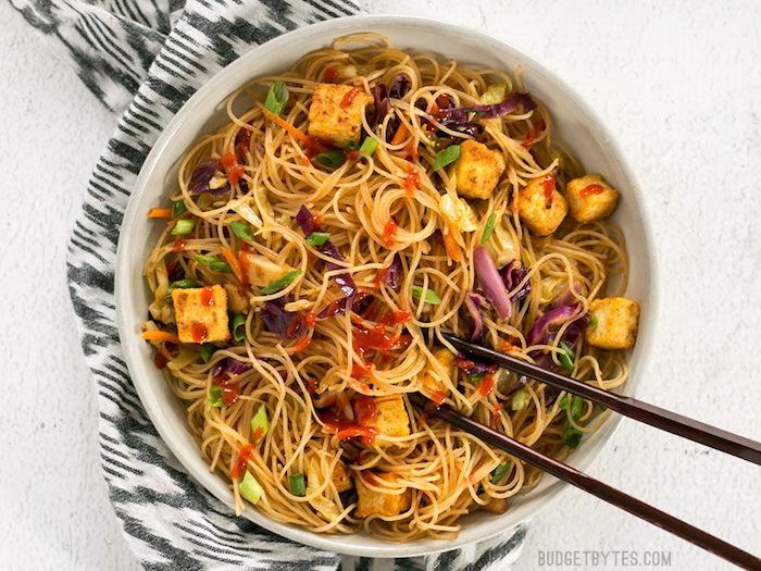 bland stekt tofu med spaghetti og grønnsaker for å lage en perfekt asiatisk tallerken å nyte