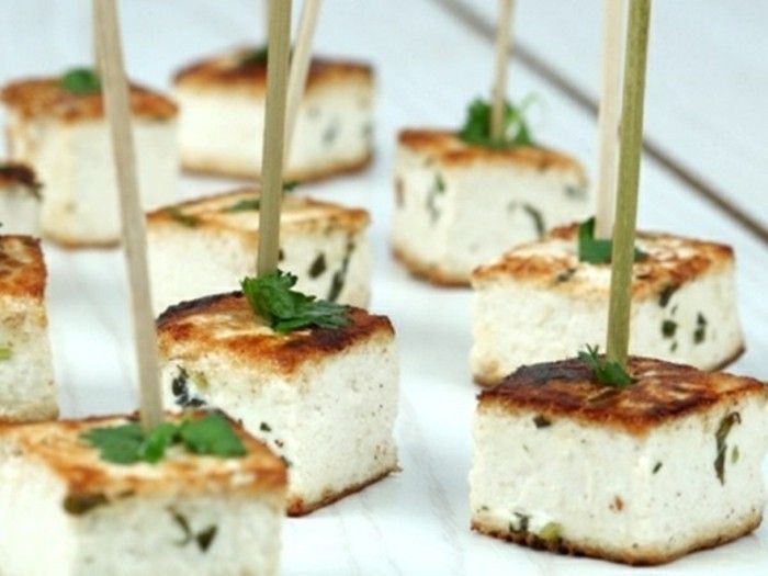 reteta de mătase tofu partid grătar petrecere de mâncare care servește bucăți tofu pătrunjel aperitiv servi