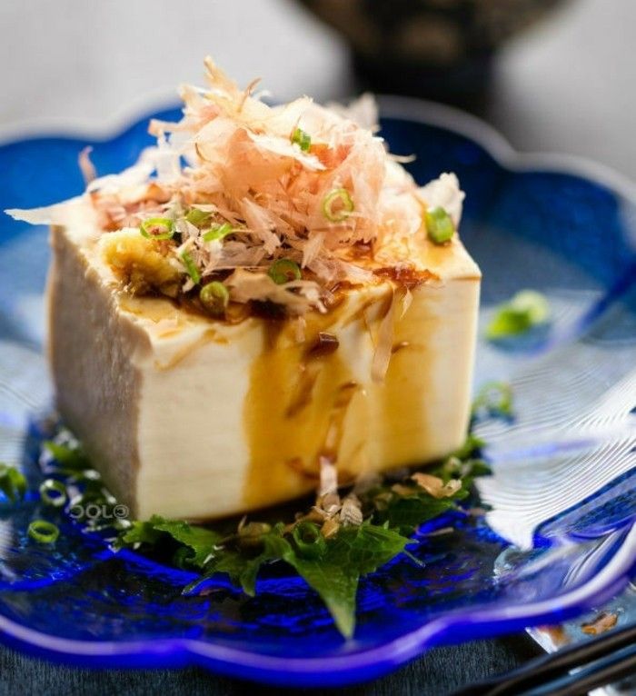 Tofu pripravite gurmansko hrano s tofu zelišči medeno sojino omako z ingverjem in lososom
