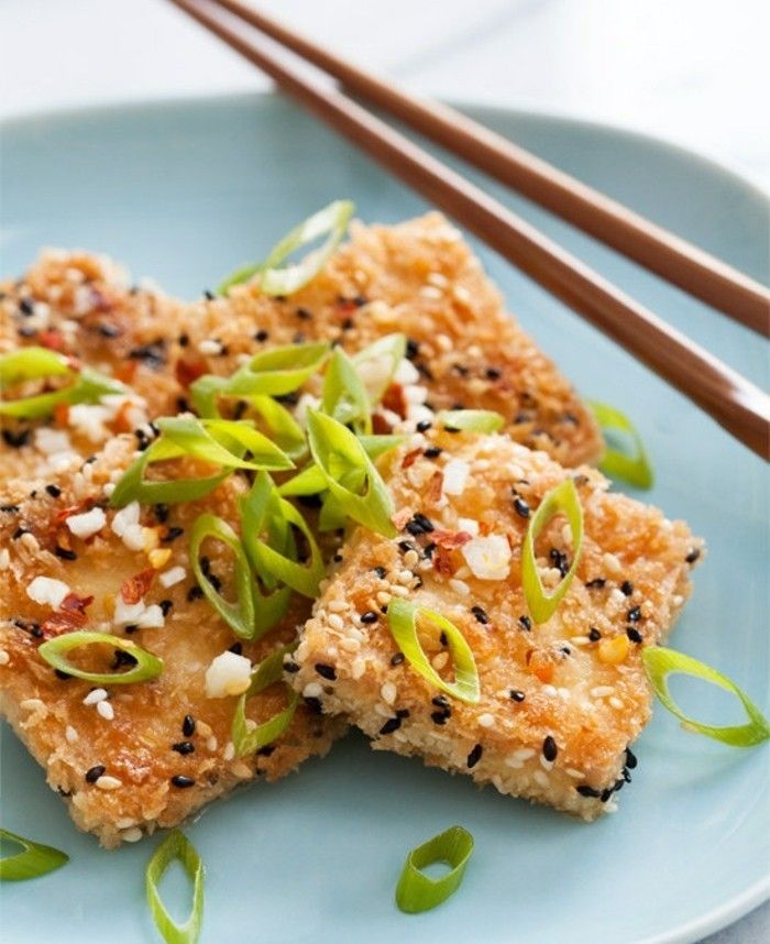 tofu grill sesam tofu mat att njuta serveras med färska lökgröna blad blå platta