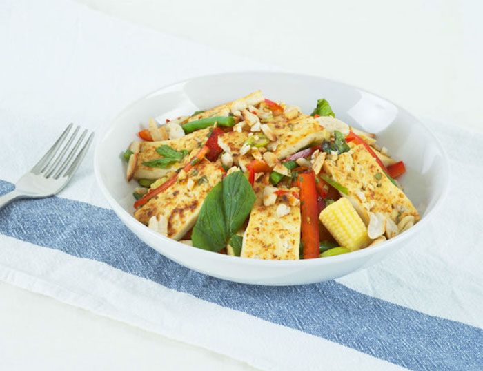 tofu recept för en god salat majs sallad jordnöts gaffel på duken vitblå