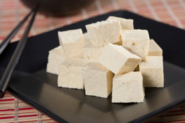 tofu oppskrift tofu kuber kvadrat tallerken svart tallerken tofu stykker liten hakket klar til å lage mat