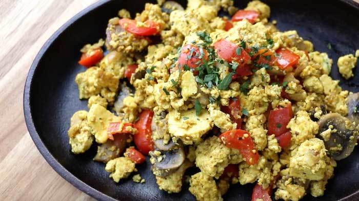 umešana jajca s tofu paradižnik gobe čebulo okusni recepti, da uživajo hiter in zdrav zajtrk