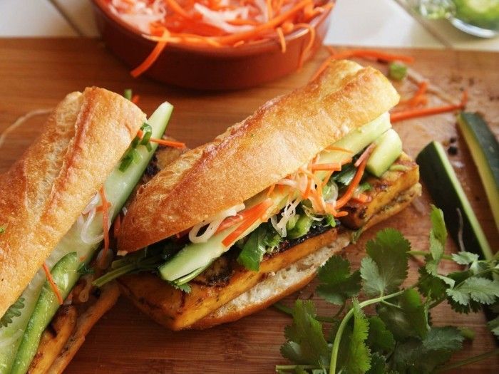 tofu sandwich-uri vegan prăjit pregăti hrana sănătoasă rapidă pâine integrală cu legume hummus și tofu