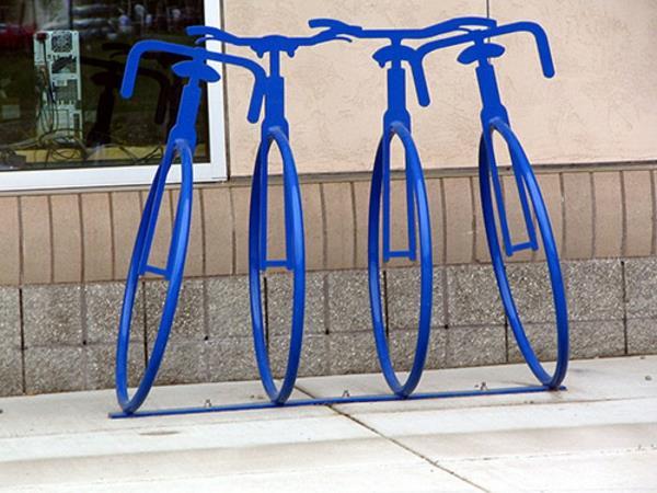 grote blauwe fiets stand-in vorm-a-fiets