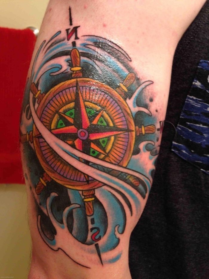 Tatuaż z dużym kolorowym kompasem i niebieskimi falami i wodą